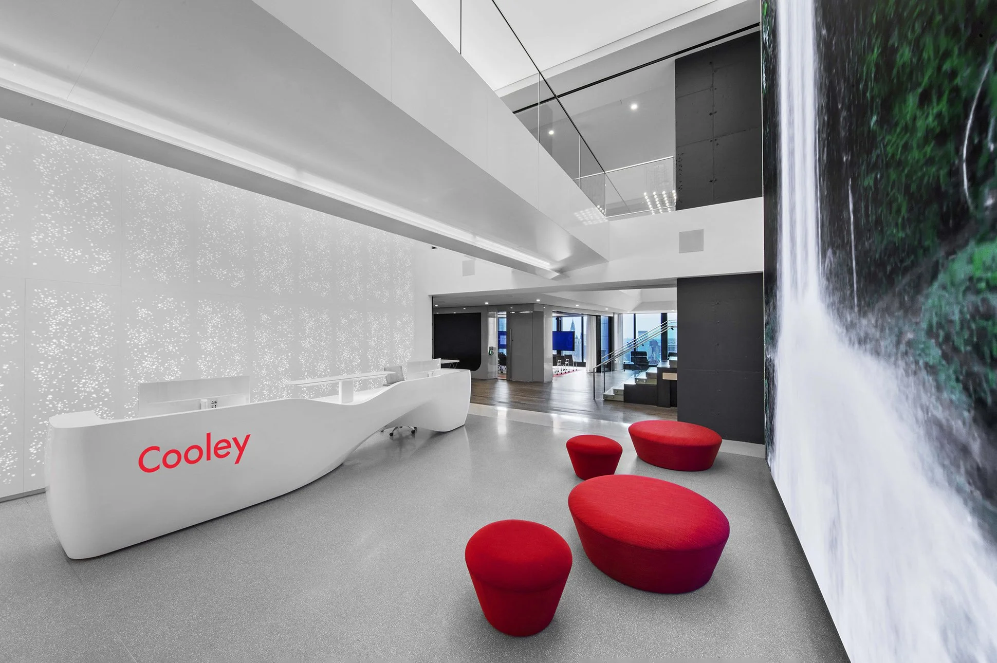 Kin_reception_desk_with_Light_Wall.jpg