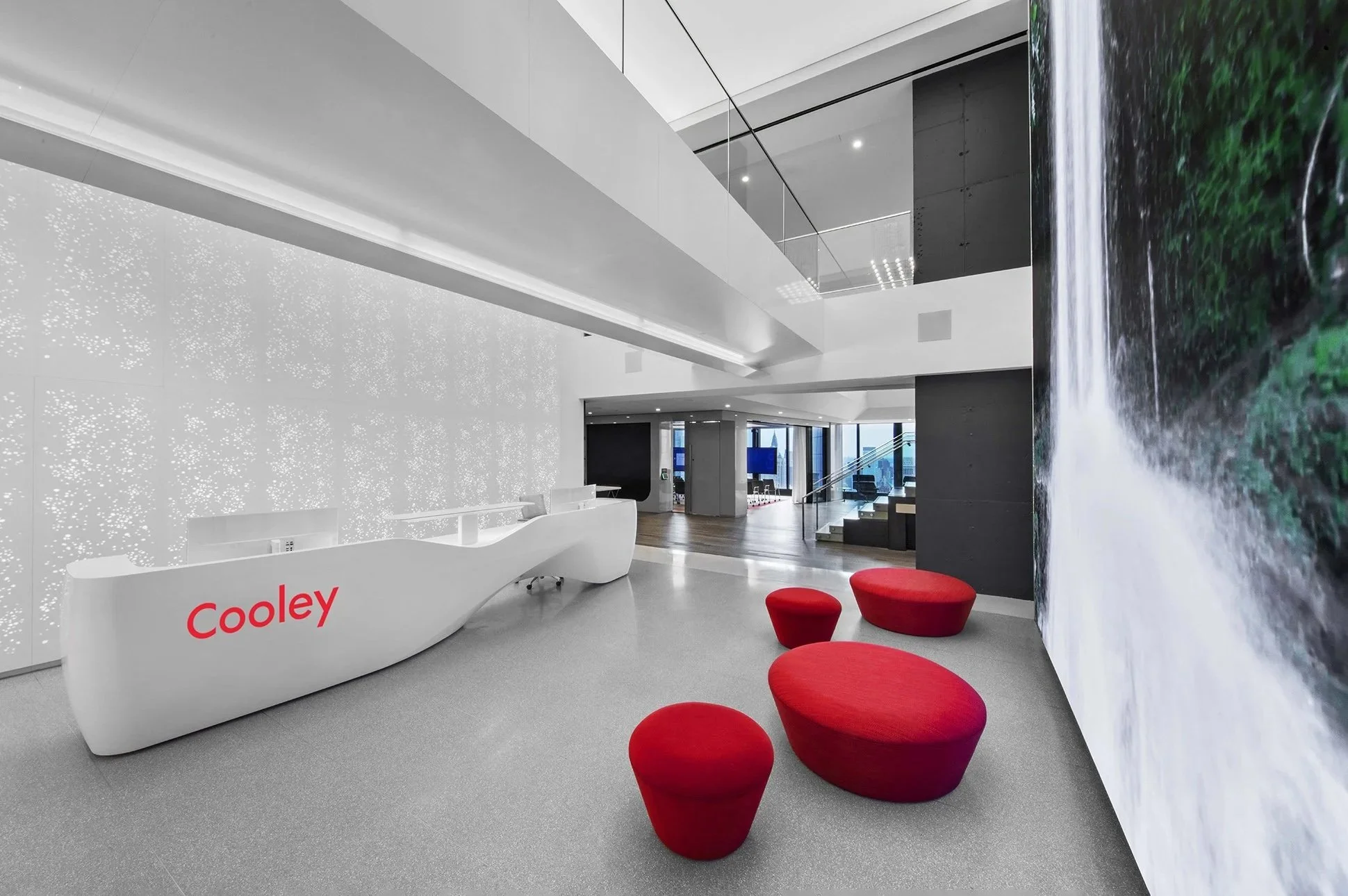 Kin_reception_desk_with_Light_Wall.jpg