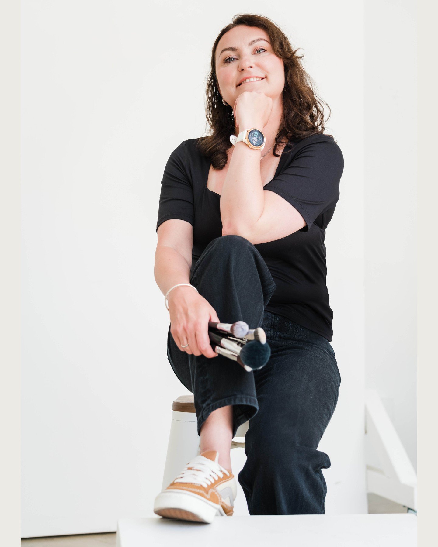 So happy we could fit in a few brand photos for Iryna! 

She exuded calmness and confidence through her gentle makeup applications. I'm not surprised that her photos came out just like her work: soft, natural and full of heart.

The full story is on 