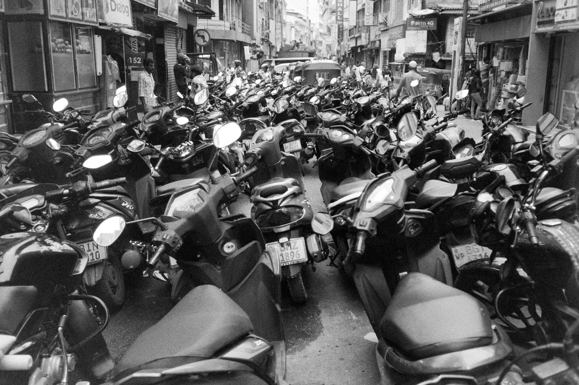 SRI_LANKA_Scooters_Olympus_Stylus_11.2023.jpeg