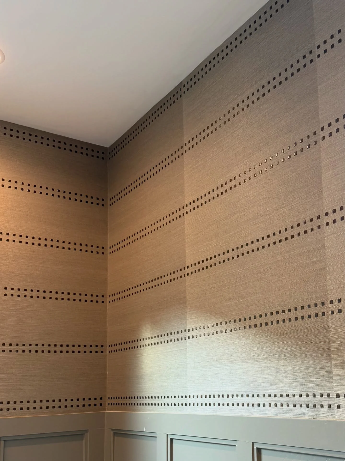 @phillipjeffriesltd Rivet wallpaper. Just the right touch 😊