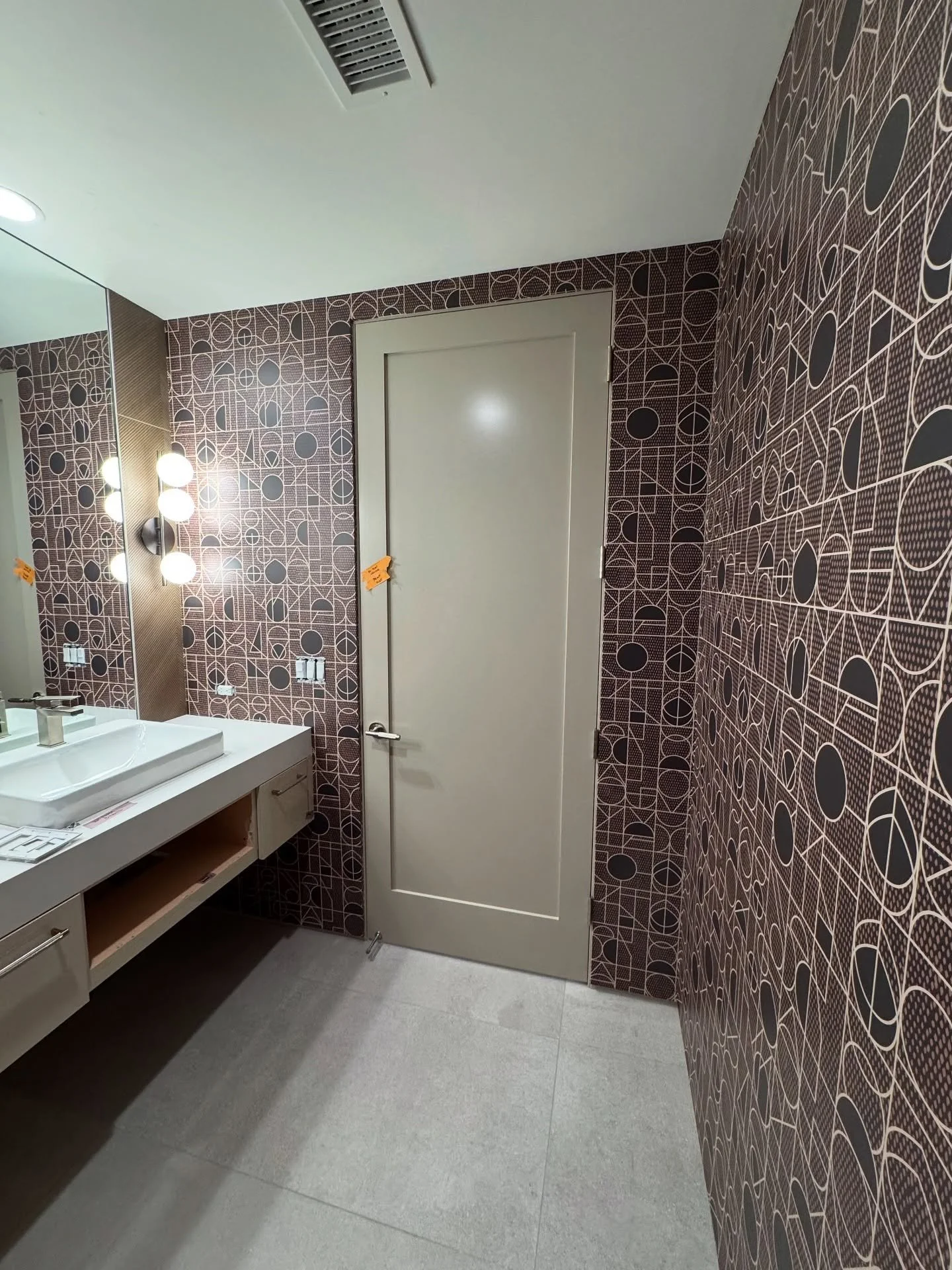 Cool look for a powder room 😎