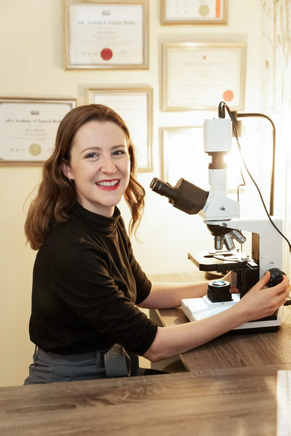 Josee Bosgra smiling at her microscope