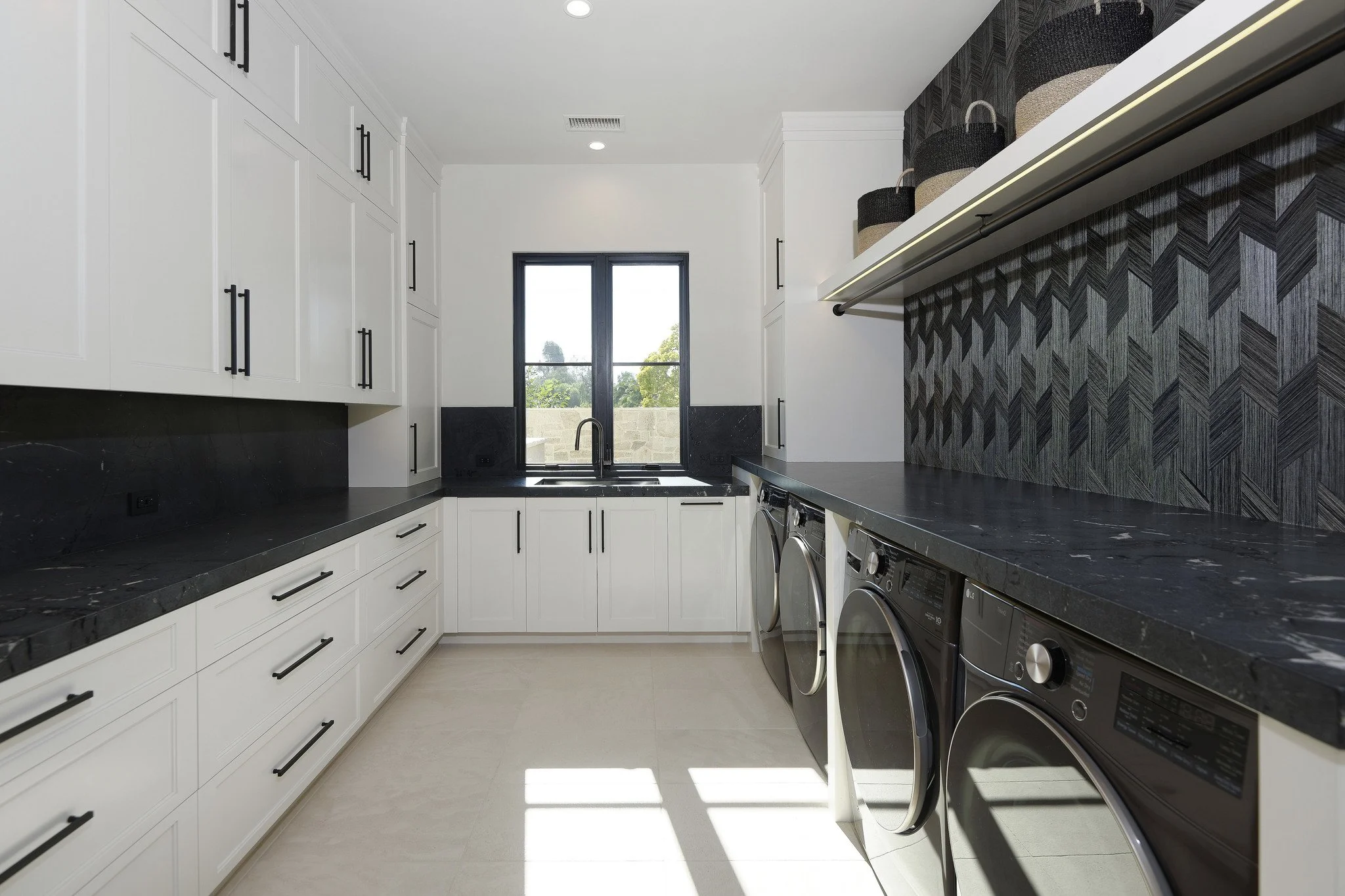 Los Arboles laundry room.jpg