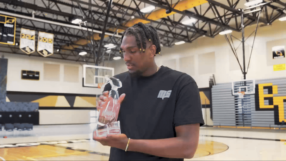 windex_trophy_–_winner_presentation (1080p).gif