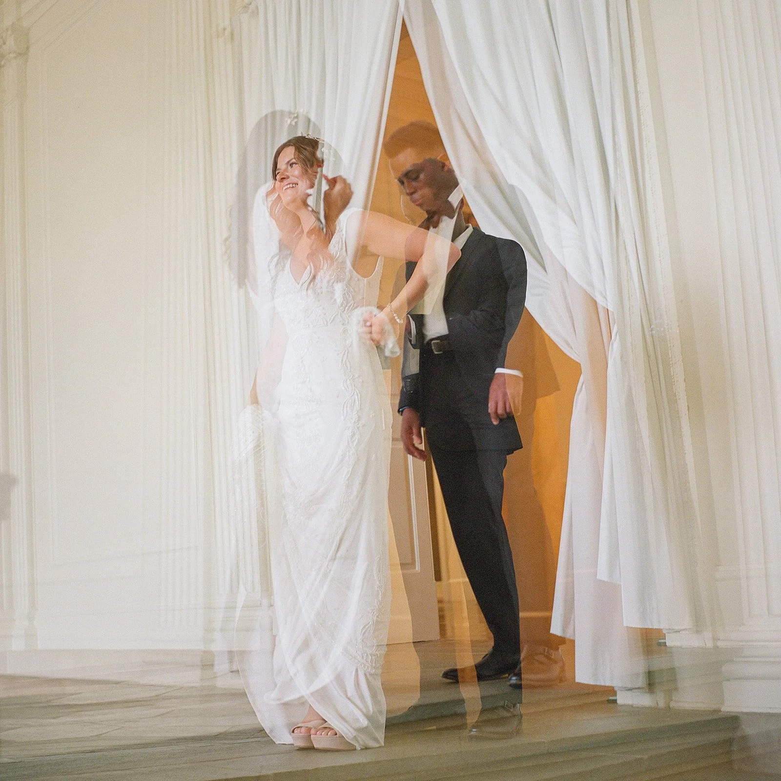 vmfa-wedding-on-film-by-aly-hansen-richmond-virginia-240717000272410012_websize.jpg
