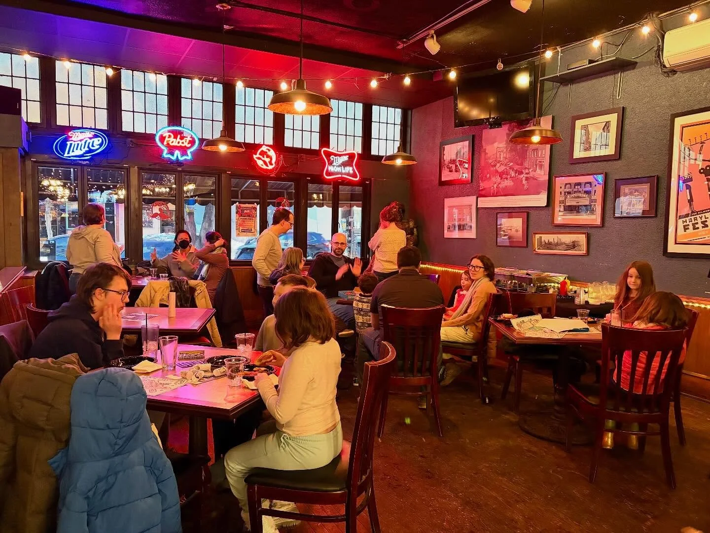 Had a lovely meet up at @fraziersbmore on Friday afternoon! Chatted with families interested in HEMS, played chess, ate yummy food, and got out of the house. Not pictured: a pile of littles jumping wildly, playing pool, and opening up a backpack FULL