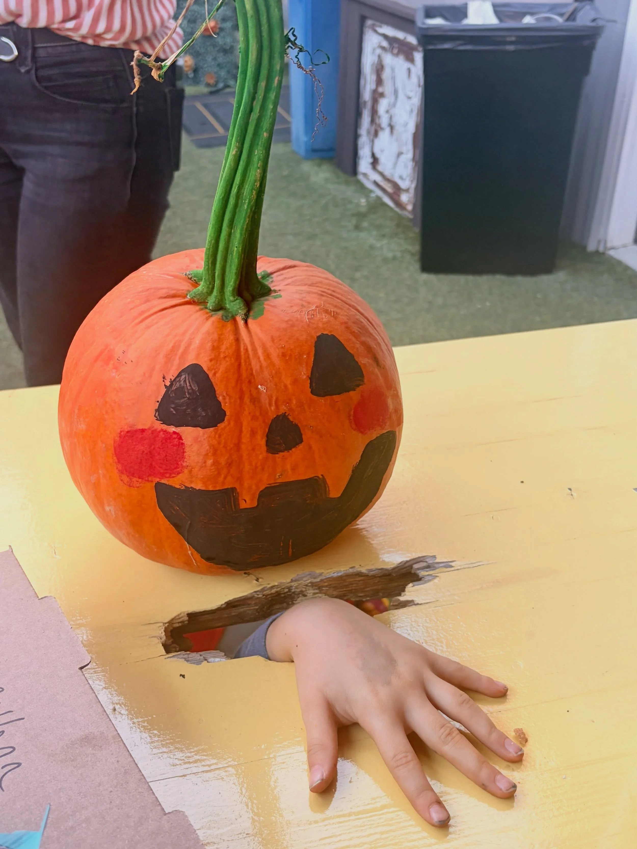 A thank you to the treasures of HEMS families that organized, set up, ran, bought more pumpkins, and then cleaned up after our Pizza, Pints, and Pumpkins event at @hampdenyards! You&rsquo;re stars. These kids (and the garden&rsquo;s staff members) wo