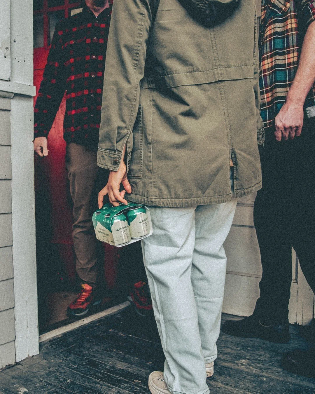 Thanksgiving host gift ✅️ ⁠
No turkey tireds ✅️ ⁠
Pumpkin pie pairing ✅️ ⁠
Grab a pack at your local AB, BC, or SK liquor store. ⁠
⁠
#drinkmountainjoe #mountainjoe #thanksgiving #hostgift #coffee #shaft #hardcoffee #pumpkinpie #turkeydinner