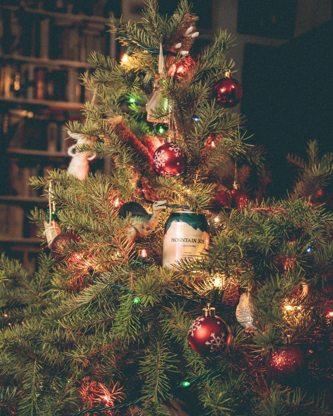 Decorations on point again this year 🌲⁠
DIY: Crush a Joe, put a string through the tab and find the perfect spot on your tree to hang. Repeat as needed.⁠
⁠
#showusyourcans