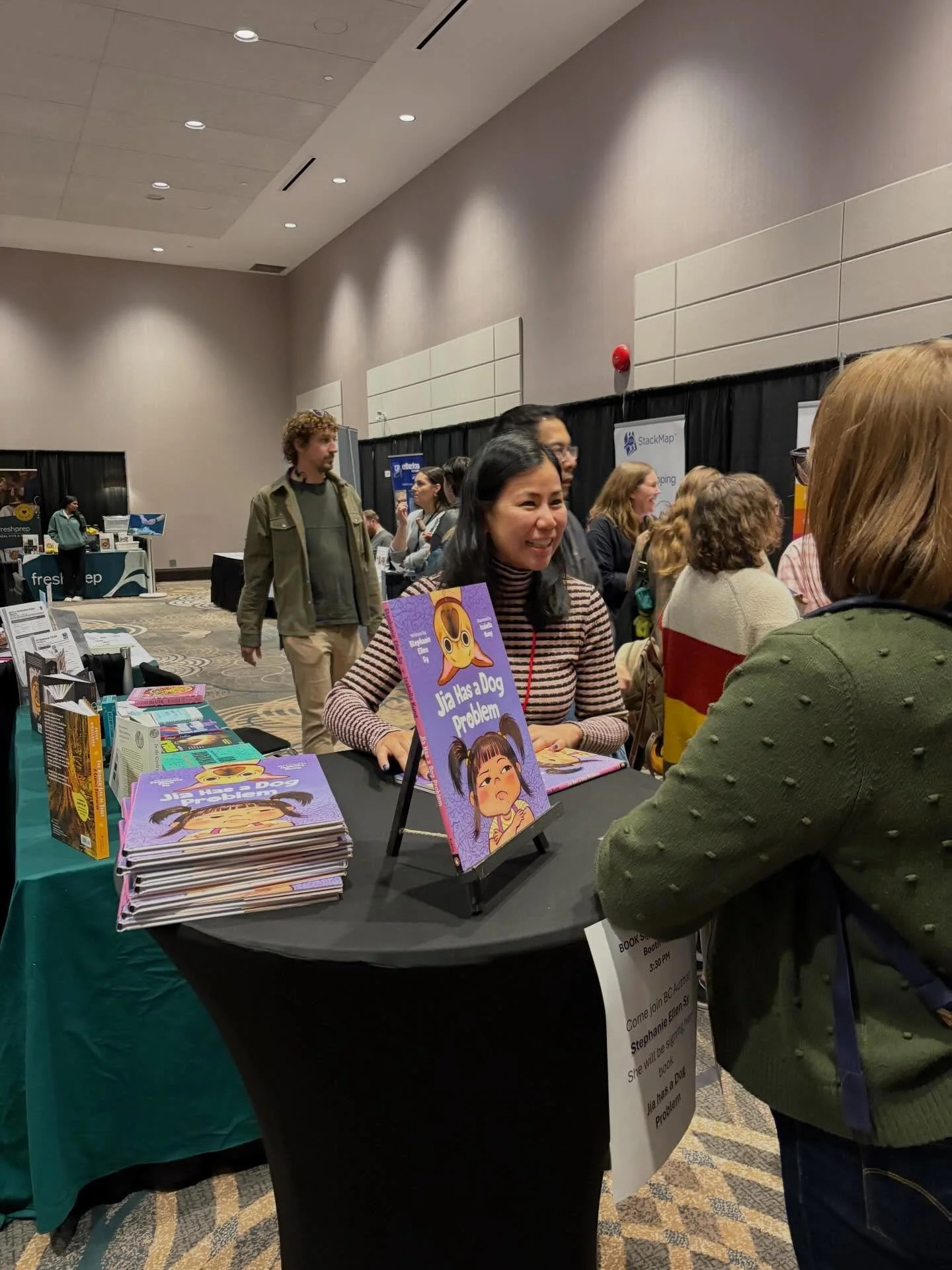 Signing stacks of JIA HAS A DOG PROBLEM for librarians across BC before I&rsquo;d even received my own author copies. Pure joy. ✨

Thank you @unitedlibraryservices @penguincanada @kokilabooks for making this exclusive early launch at @bcla_connect 20