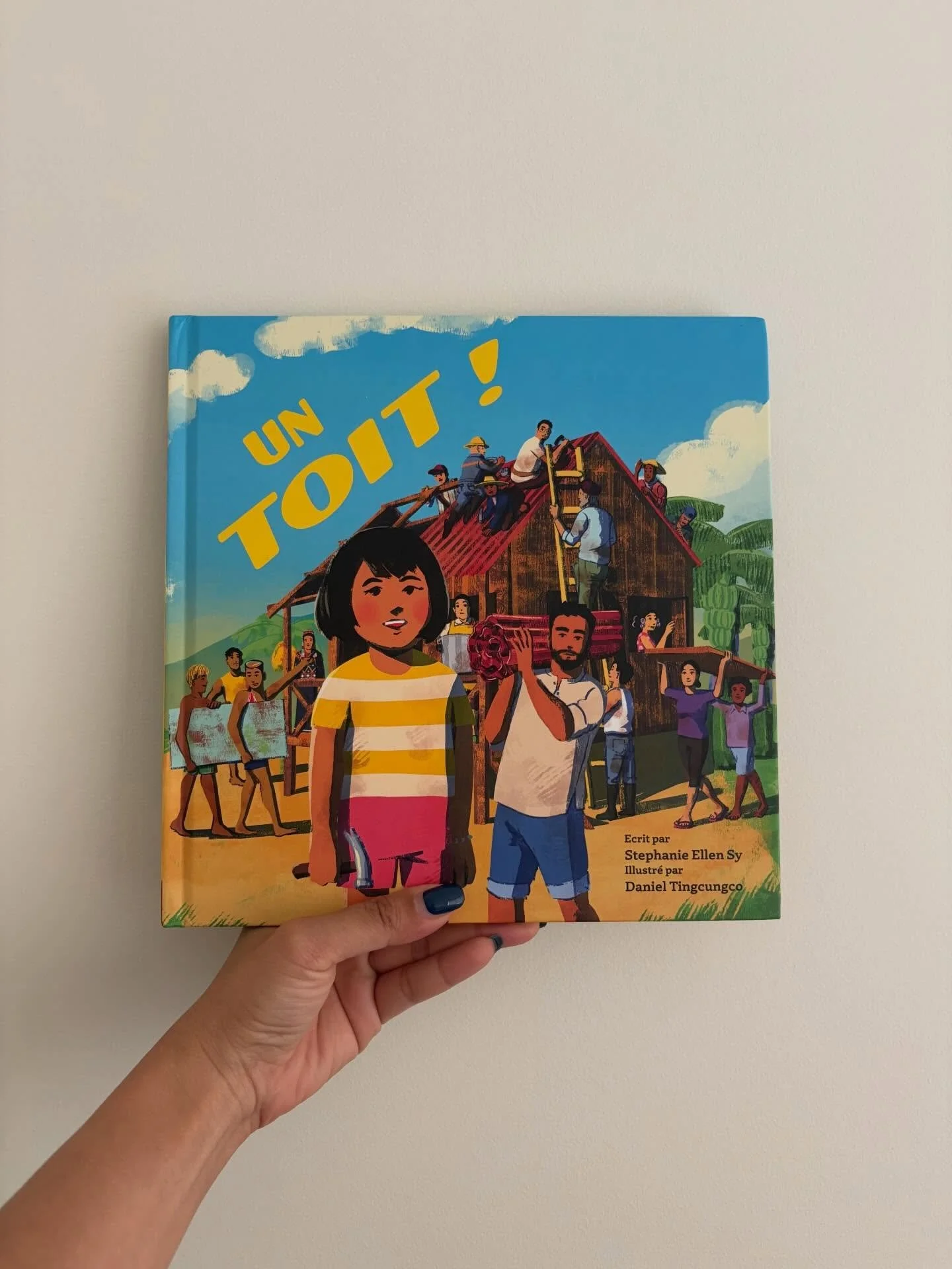 📖🇫🇷 My debut picture book A ROOF! is now in French! 

One of my favorite parts of seeing the French edition was discovering how they handled the onomatopoeia translations and the Filipino words. The French version actually added footnote translati