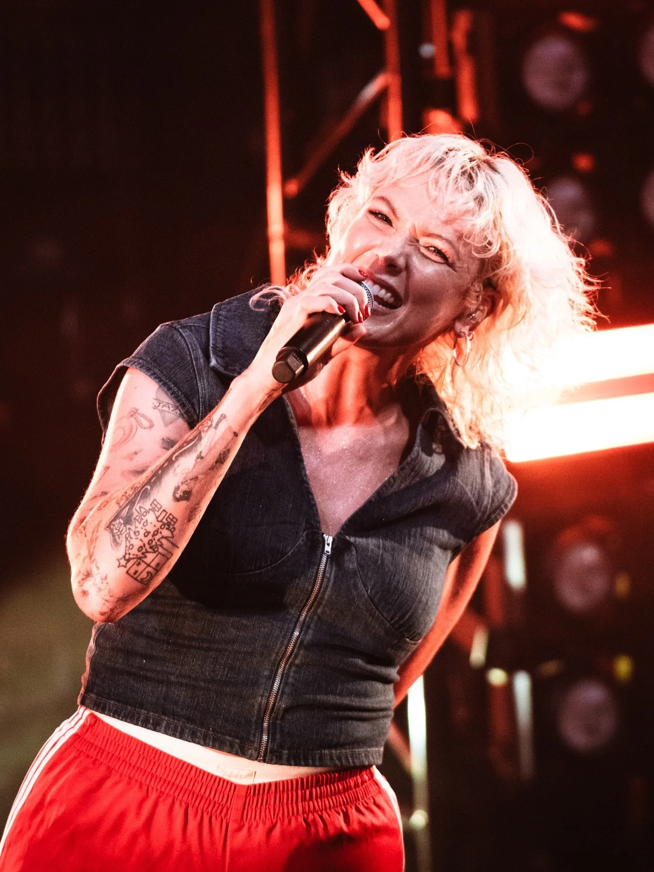 @bettywho had us all sweating last night in atx 🥵🪩🕺

Shot for @ascribemagazine 

#bettywho #austinmusicphotographer #livemusic #concertphoto