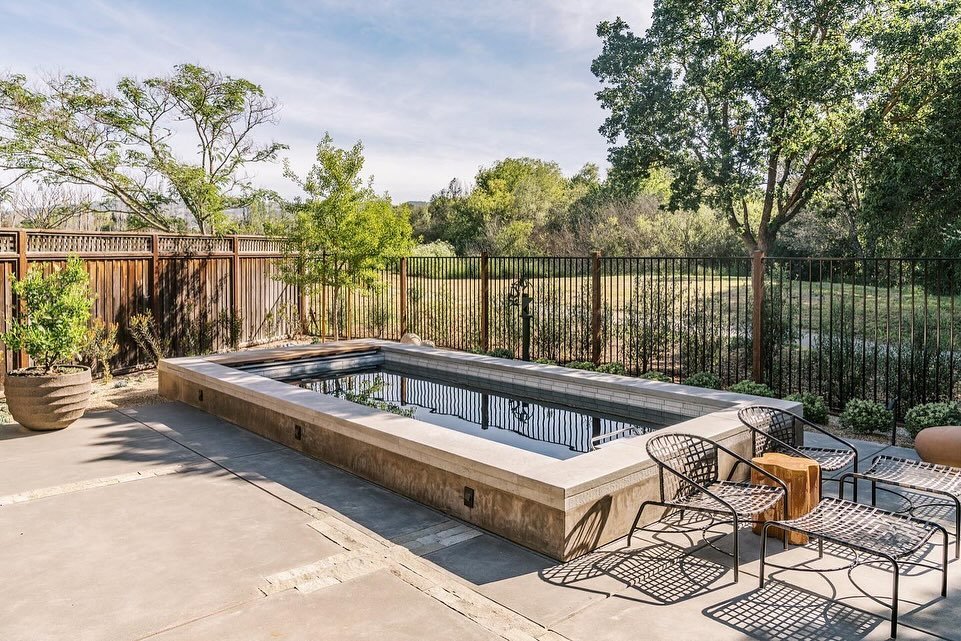 A little transformation Tuesday to celebrate springs arrival and the beginning of backyard gatherings once again! ☀️ 

#landscapecontractor #bayarealandscapedesign #bayareafinegardening #sanfranciscobayarea #gardendesign#luxurylandscapes #landscapede