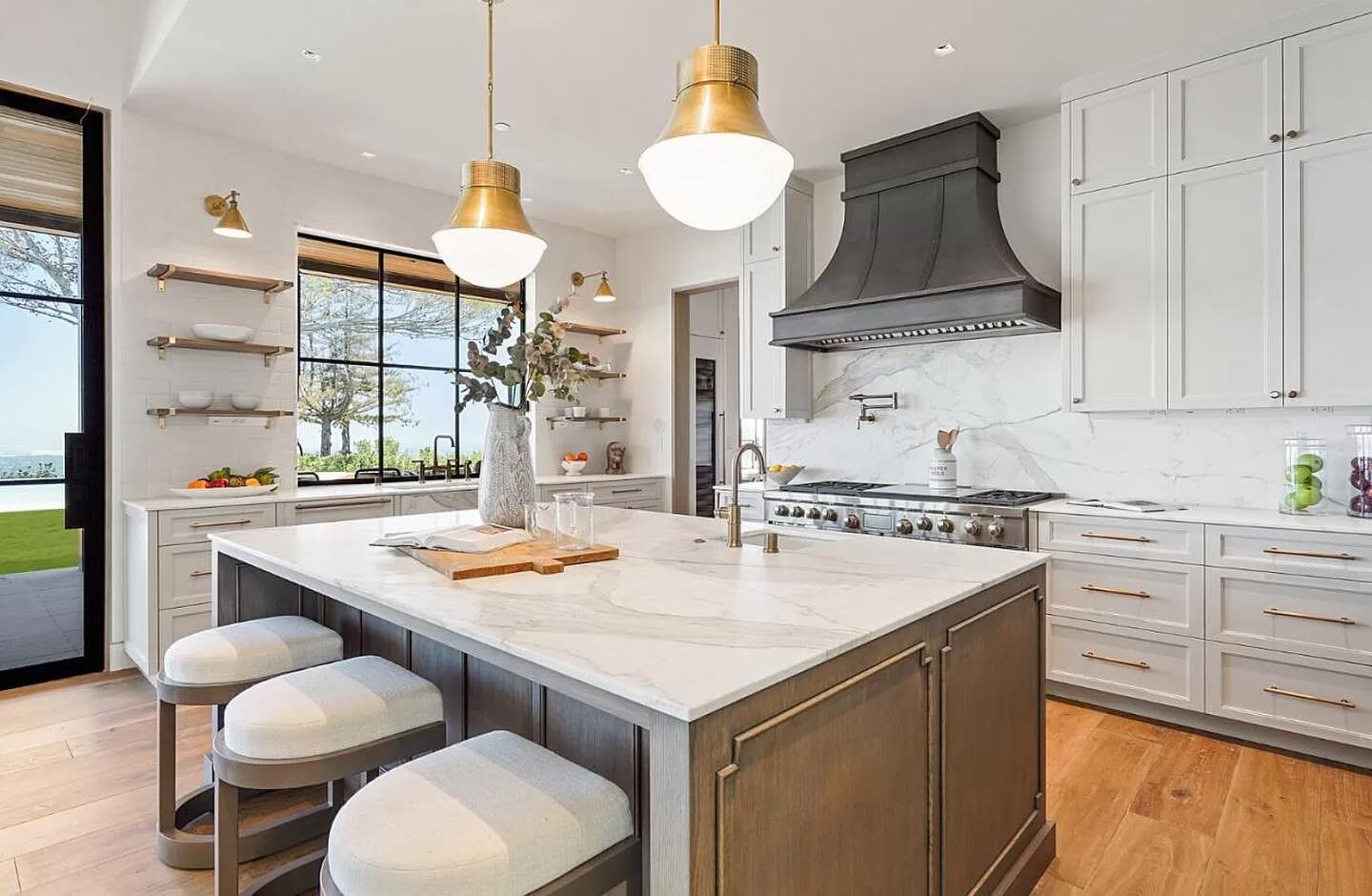 High quality craftsmanship with no detail untouched in this gorgeous dream kitchen. Custom designed cabinets by @mjsfinecabinetry in creamy white with beautiful satin brass hardware to create a soft, elegant look. The @kellywearstler antique brass pe