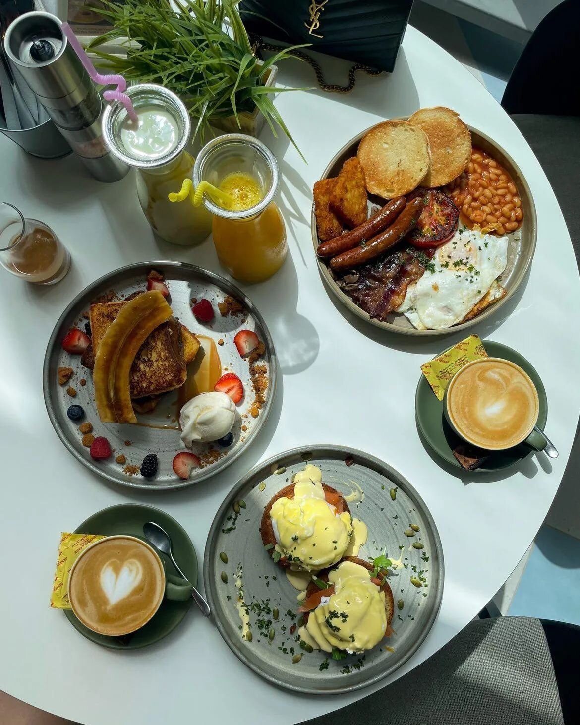 Your Sunday mornings should look like this 🍳 ☕ 🍞 🥞

📸: @ki_ola

#weekendbrunch 
#thehampsteadway 
#mydubai
#dubaibrunch 
#mydubailifestyle
#dubaifoodies