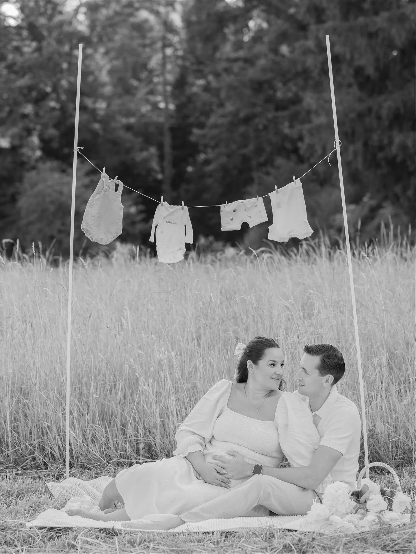 Ein ganz sch&ouml;nes Sommer Pregnancy-shooting ☀️ 
 
Swipe for color ➡️ 

#pregnant #pregnancy #pregnancyshoot #photoshoot #couple #familyshoot #familyphotos #summer #zurich #switzerland #lucerne #luzern