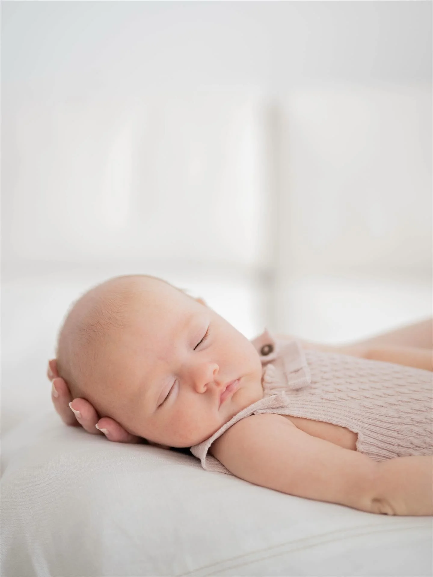Frieden schl&auml;ft leise im Herzen jedes Neugeborenen. 💖

#babyphotography #newbornphotography #babylove #peacefulmoments #newbornphoto #littlemiracle #purelove #babysession #photographylove #newbornshoot #cutebaby #serenemoments #tinytoes #moment