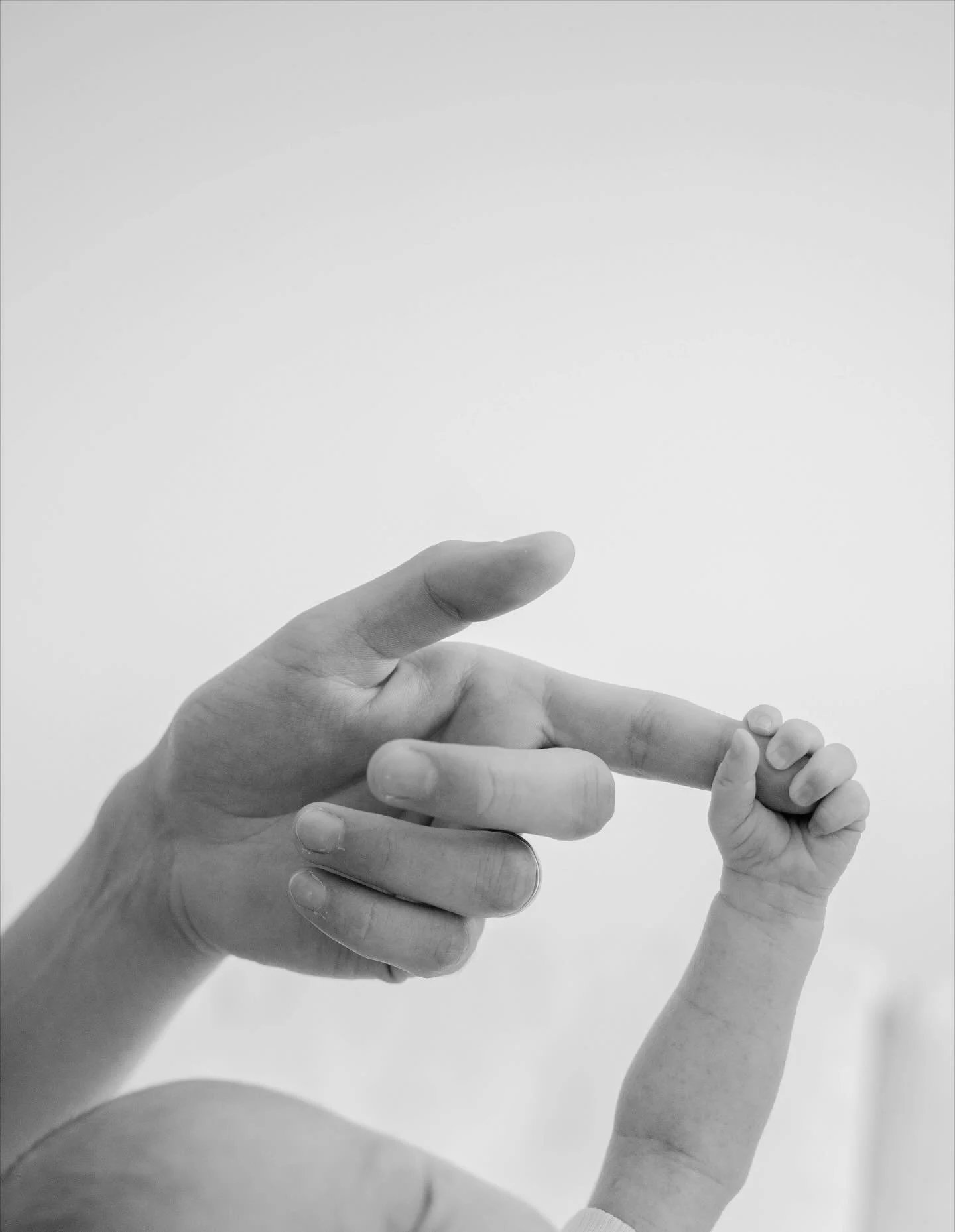 Ein kleiner Griff, der das Herz ganz gro&szlig; werden l&auml;sst. 🤍
#babyphotography #newbornphotography #newbornlove #tinyhands #babydetails #purelove #peacefulmoments #littlemiracle #familylove #momentsoflove #photographylove #capturedmoments #ne