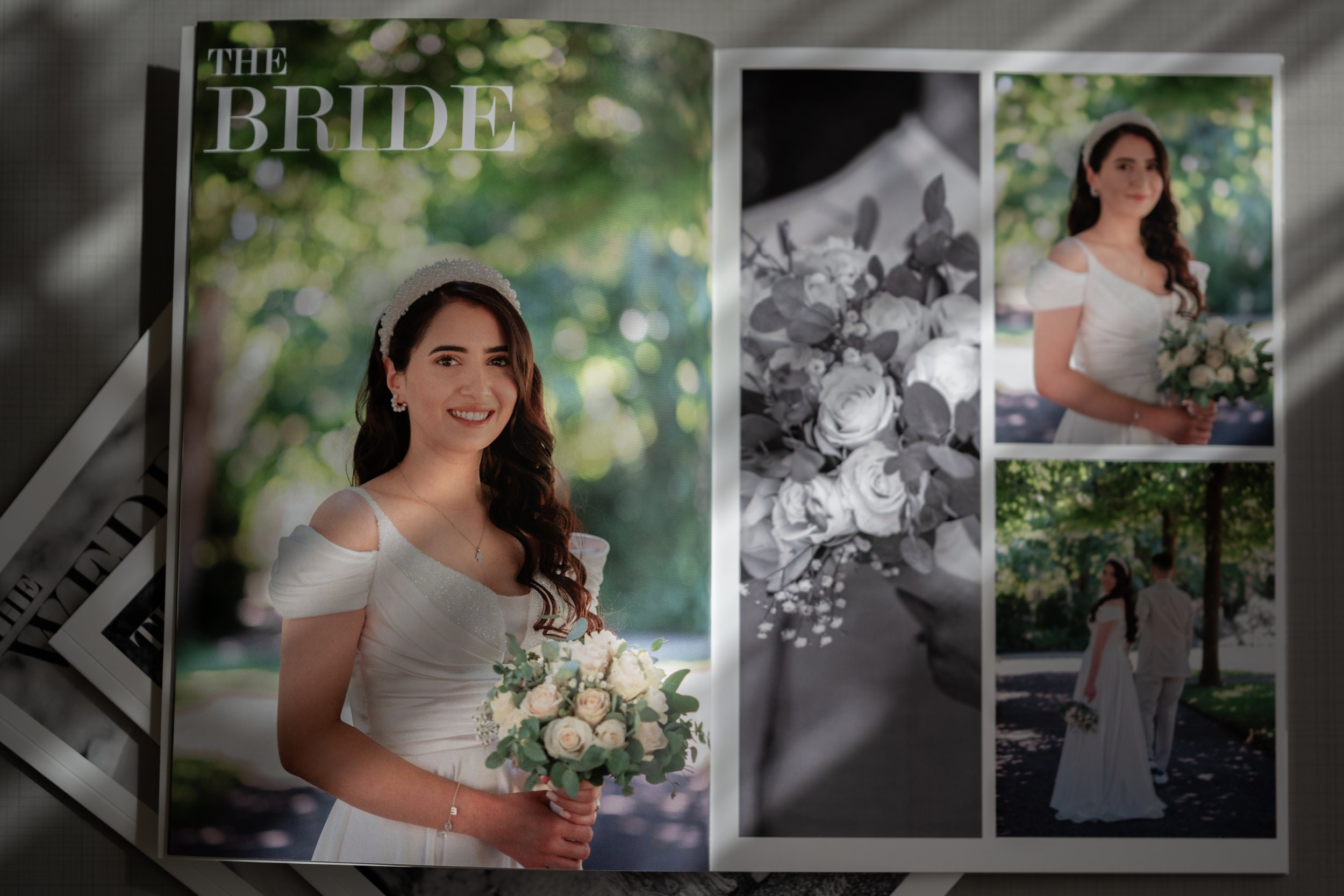 Brautmagazin mit Bildern von einer Braut in einem weißen Hochzeitskleid, die einen Blumenstrauß hält.