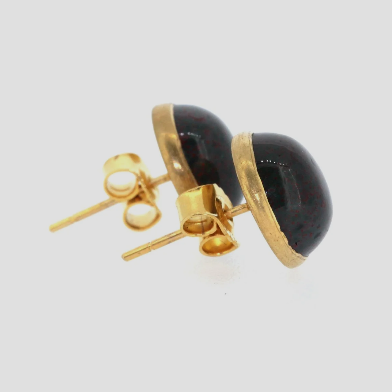 9ct-gold-bloodstone-stud-earrings-jewellery-www.saulgreenstein.co.uk4.png