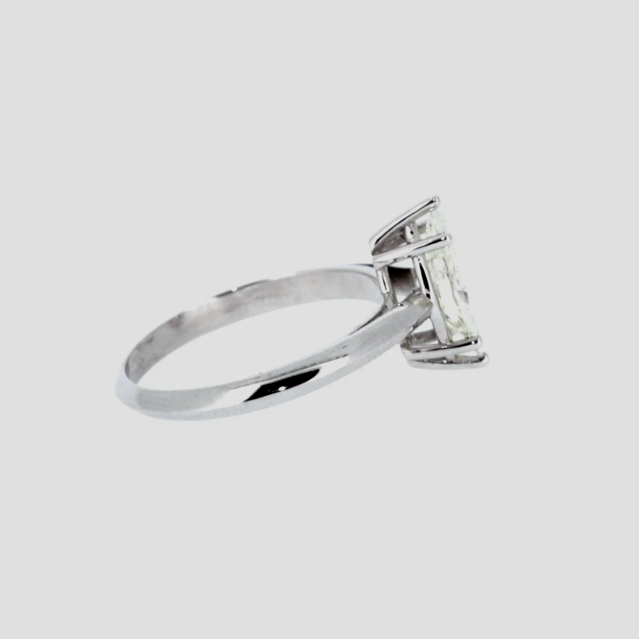 Marquis-cut-solitaire-diamond-ring-18k-white-gold-jewellery-www.saulgreenstein.co.uk4.png
