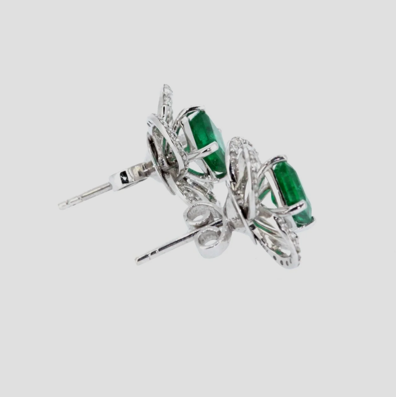 Emerald-diamond-cluster-earrings-night-day-18k-white-gold-jewellery-www.saulgreenstein.co.uk4.png