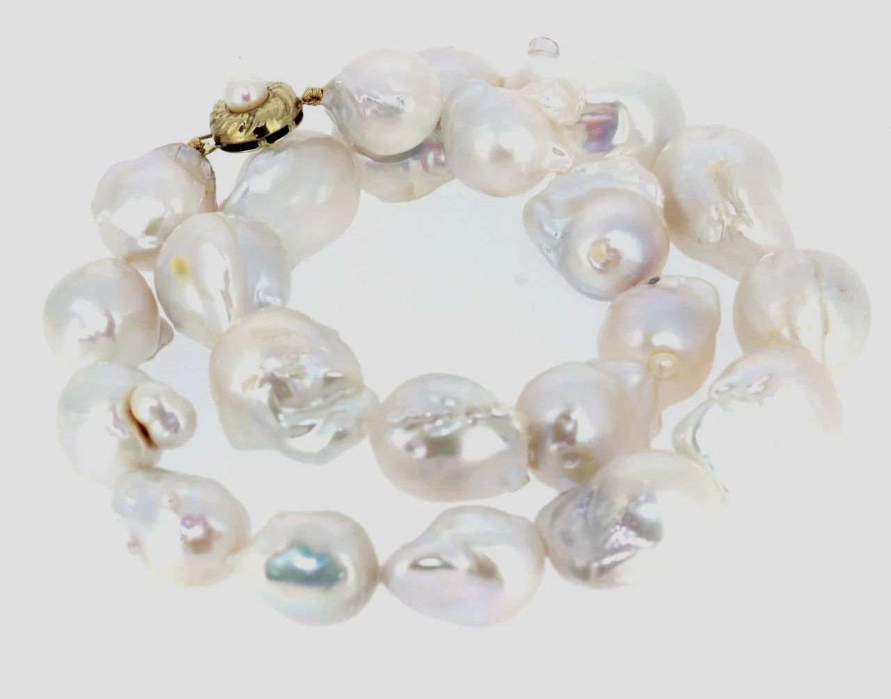 Baroque-pearl-strand-gold-clasp-jewellery-www.saulgreenstein.co.uk3.png