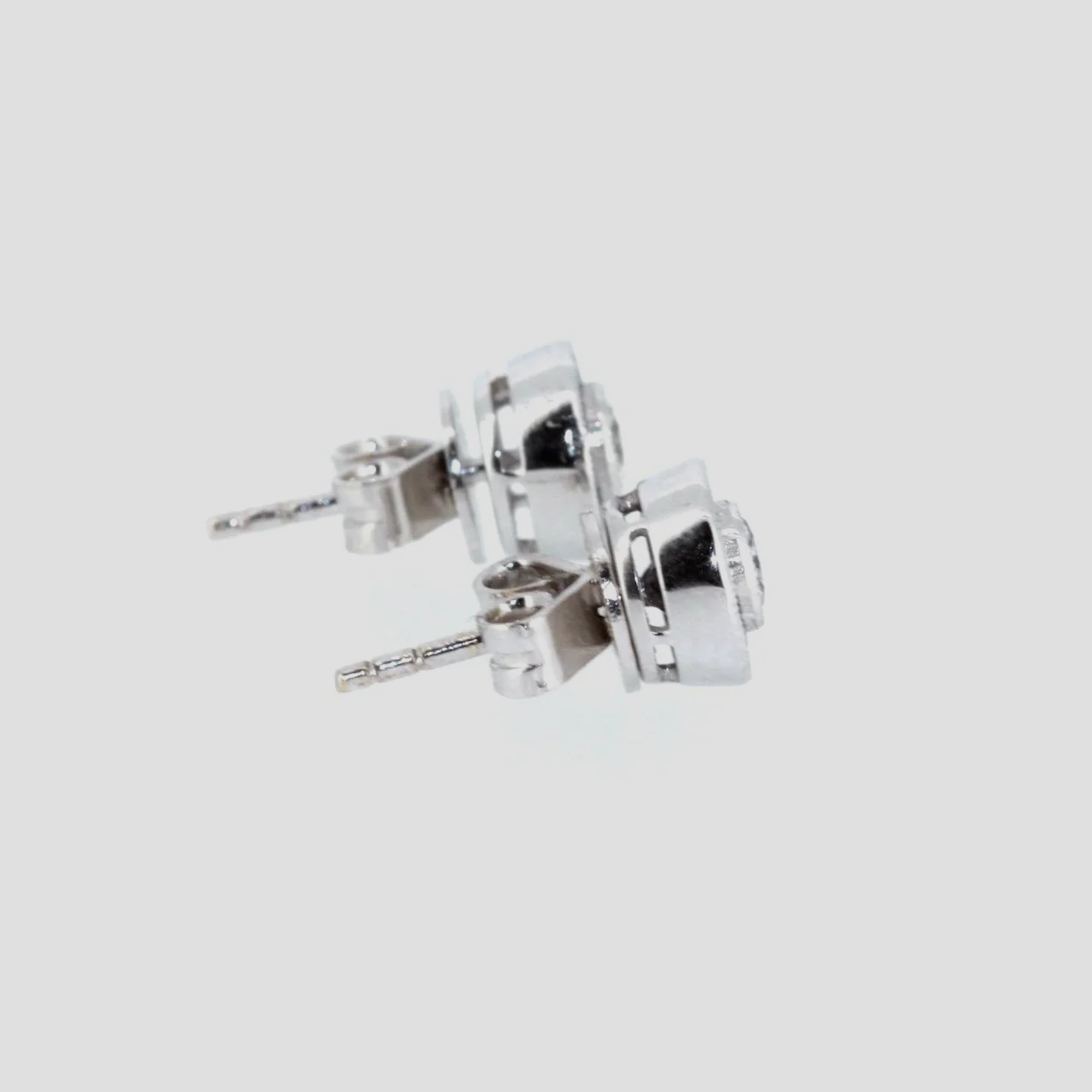 Blue-sapphire-diamond-target-stud-earrings-jewellery-www.saulgreenstein.co.uk4.png
