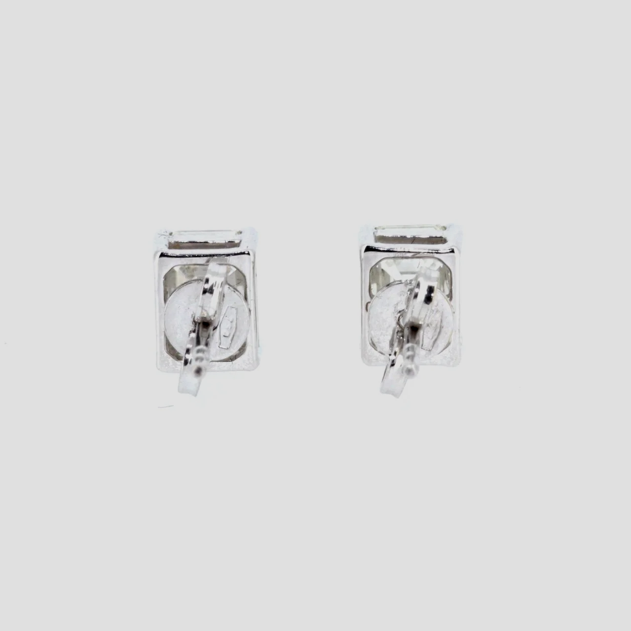 Baguette-diamond-stud-earrings-18k-white-gold-jewellery-www.saulgreenstein.co.uk3.png