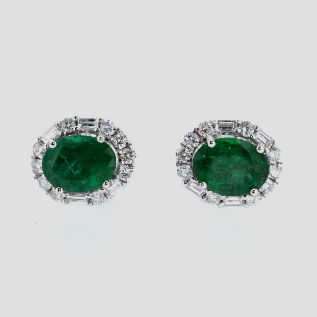 Emerald-diamond-cluster-earrings-18k-white-gold-jewellery-www.saulgreenstein.co.uk1.png