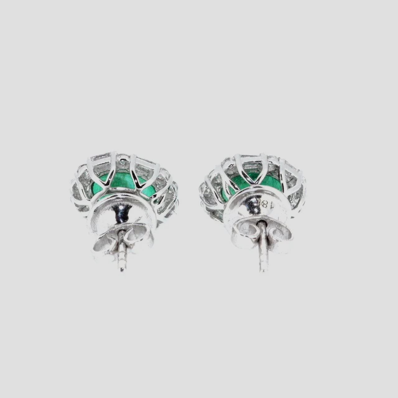 Emerald-diamond-cluster-earrings-18k-white-gold-jewellery-www.saulgreenstein.co.uk3.png