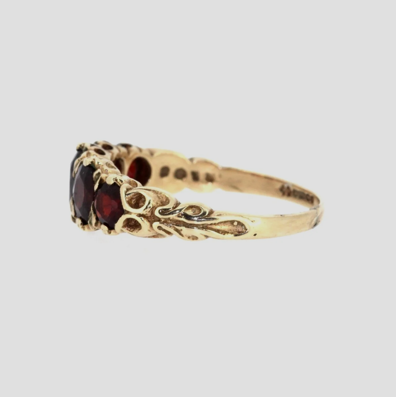 Five-stone-garnet-ring-1920-jewellery-www.saulgreenstein.co.uk2.png