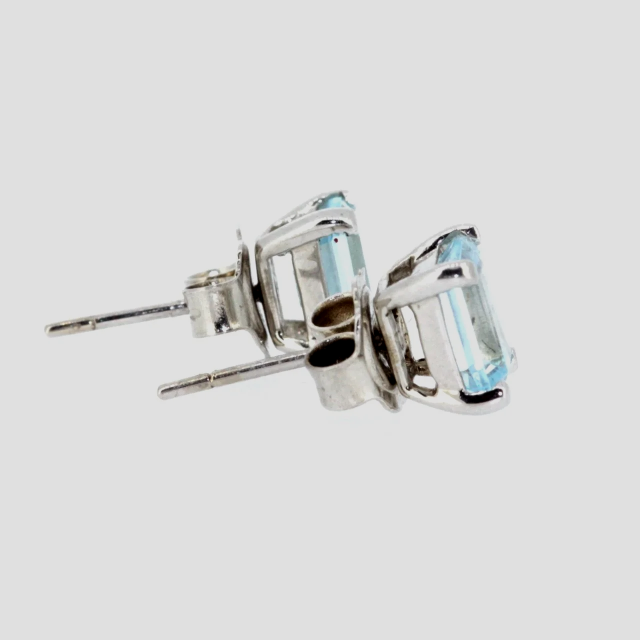 Aquamarine-9ct-white-gold-studs-jewellery-www.saulgreenstein.co.uk2.png
