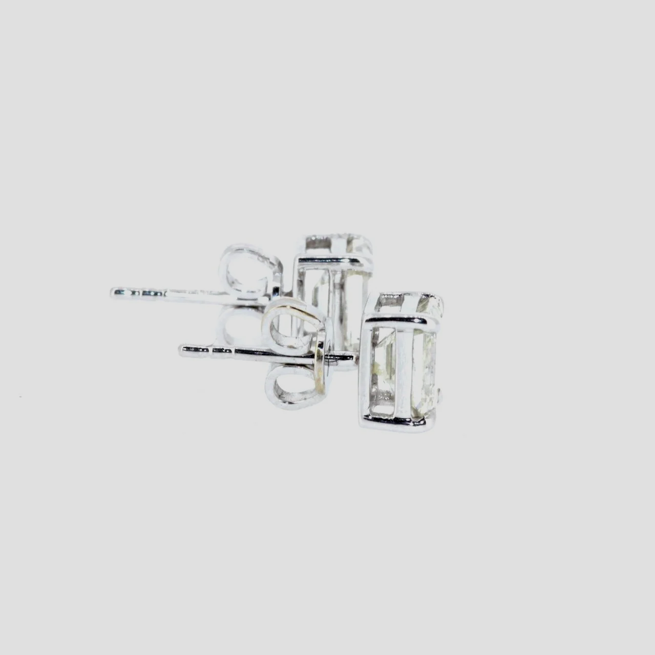 Baguette-diamond-stud-earrings-18k-white-gold-jewellery-www.saulgreenstein.co.uk4.png