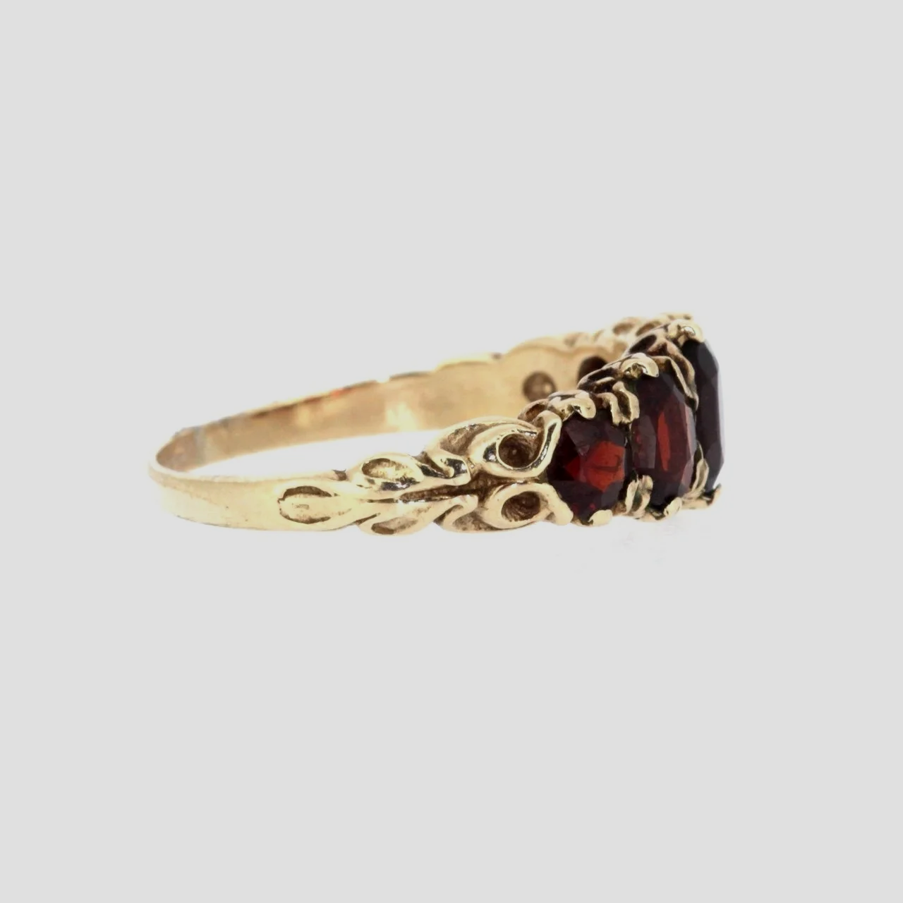 Five-stone-garnet-ring-1920-jewellery-www.saulgreenstein.co.uk4.png