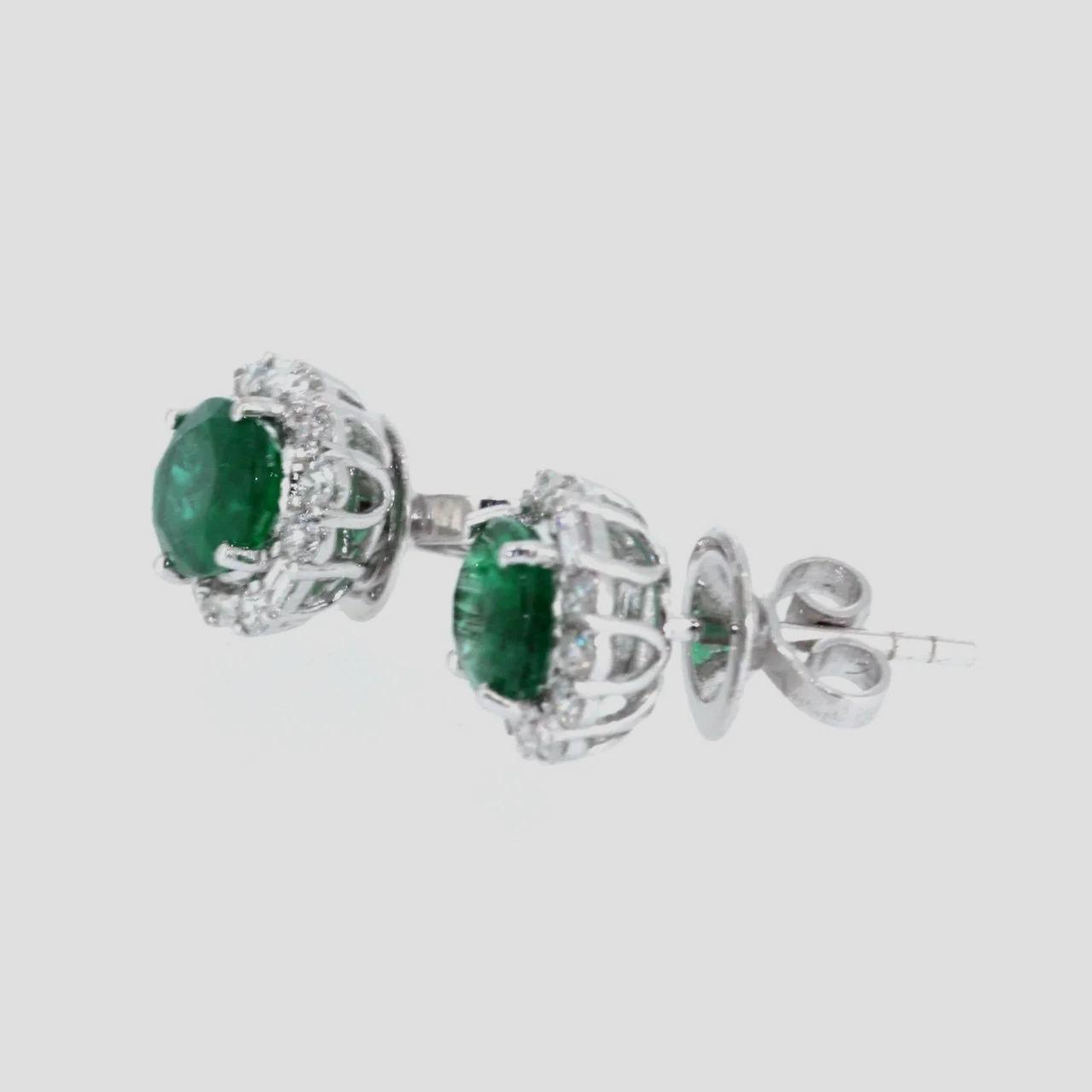Emerald-diamond-cluster-earrings-18k-white-gold-jewellery-www.saulgreenstein.co.uk2.png