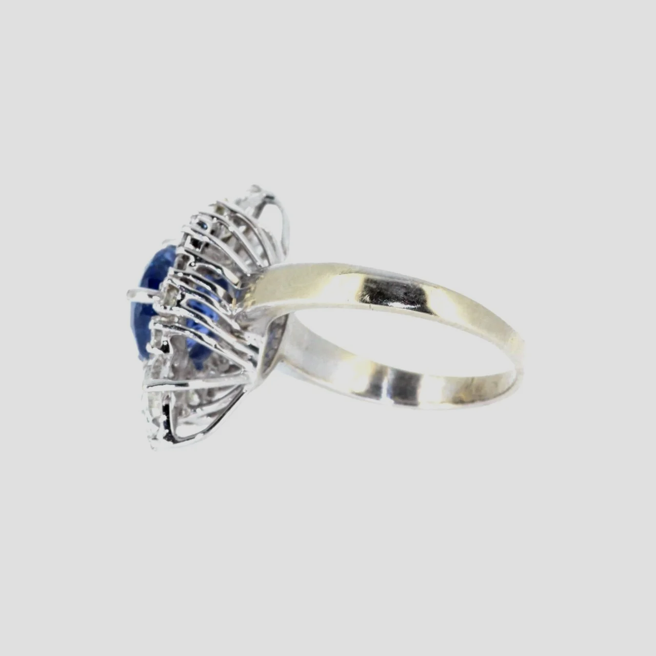 Ceylon-sapphire-diamond-cluster-ring-jewellery-www.saulgreenstein.co.uk2.png