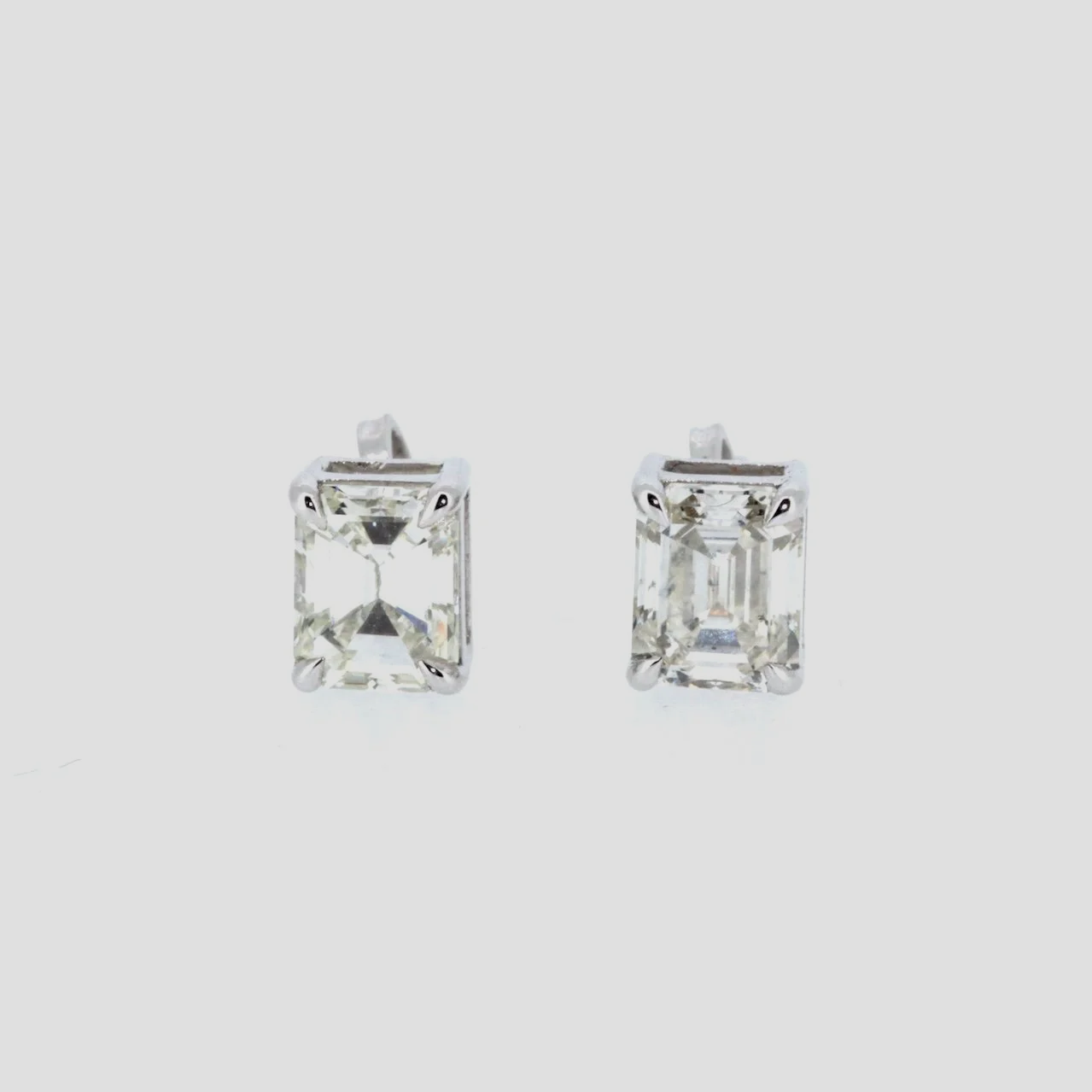 Baguette-diamond-stud-earrings-18k-white-gold-jewellery-www.saulgreenstein.co.uk1.png