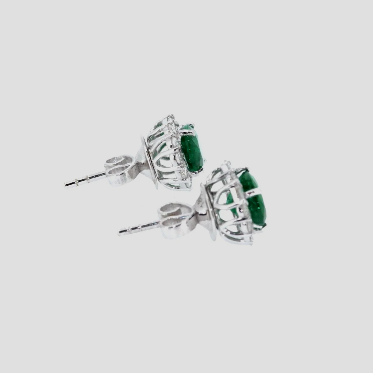 Emerald-diamond-cluster-earrings-18k-white-gold-jewellery-www.saulgreenstein.co.uk4.png