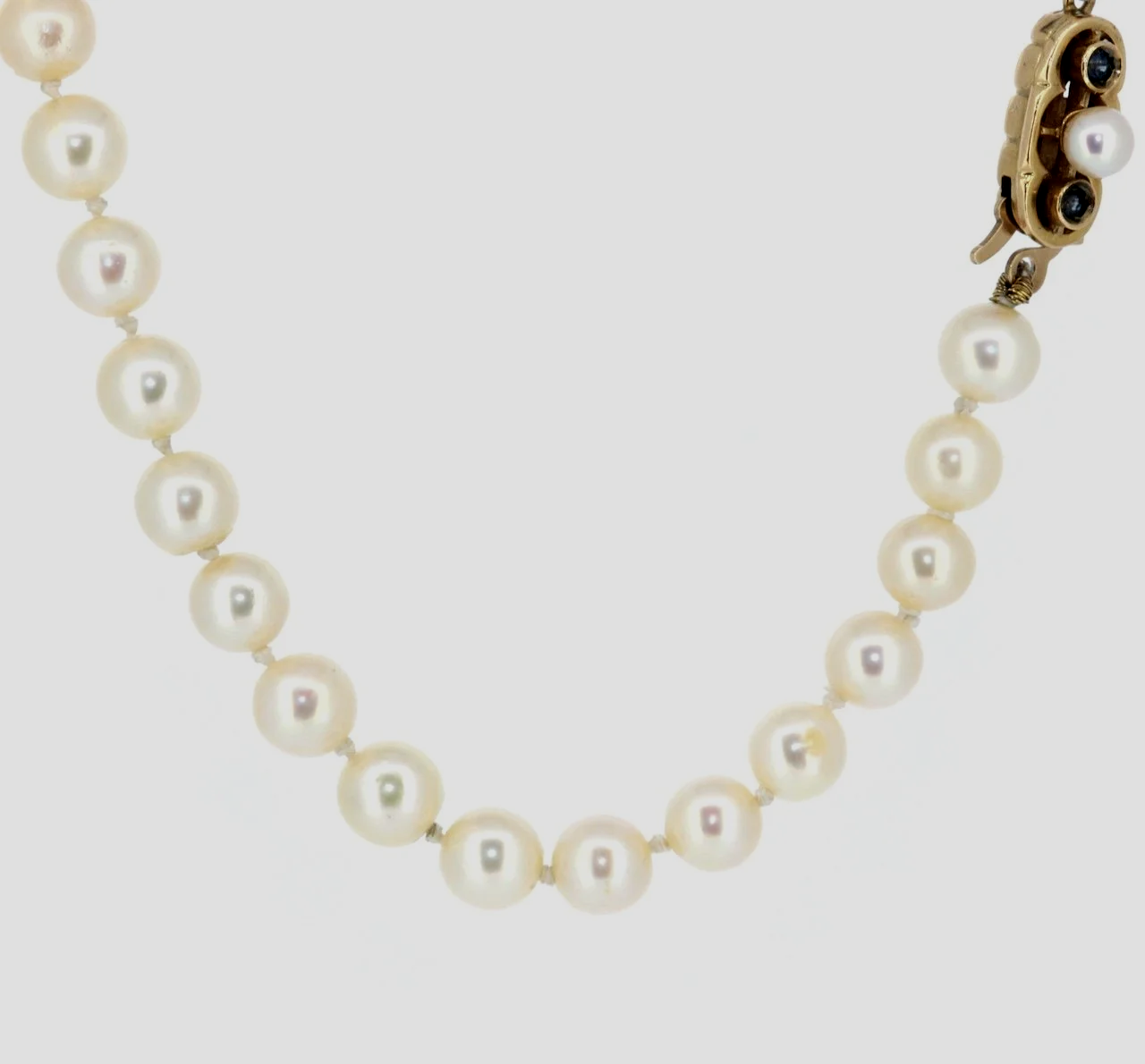 Single-strand-pearl-necklace-sapphire-pearl-clasp-jewellery-www.saulgreenstein.co.uk1.png
