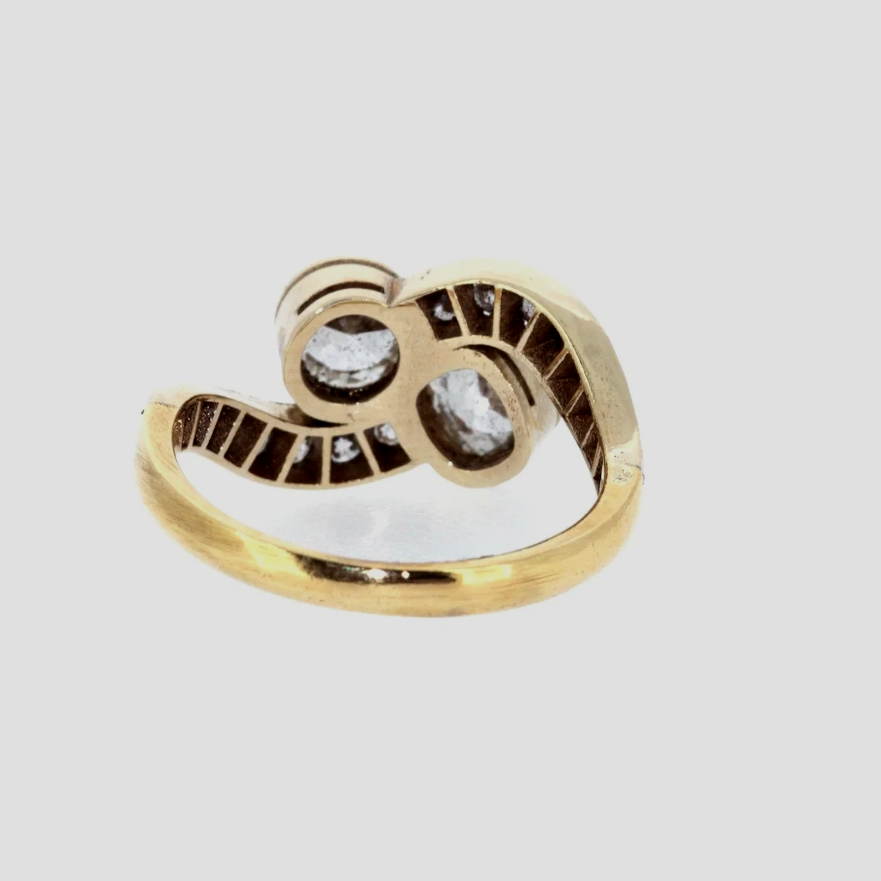 Old-cut-moi-toi-twist-ring-18k-yellow-gold-jewellery-www.saulgreenstein.co.uk3.png