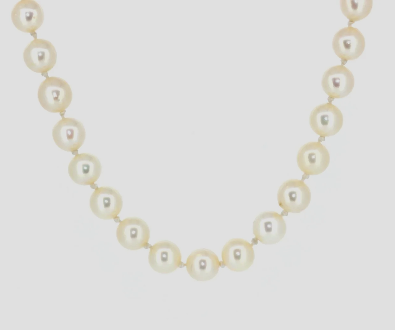 Single-strand-pearl-necklace-sapphire-pearl-clasp-jewellery-www.saulgreenstein.co.uk2.png