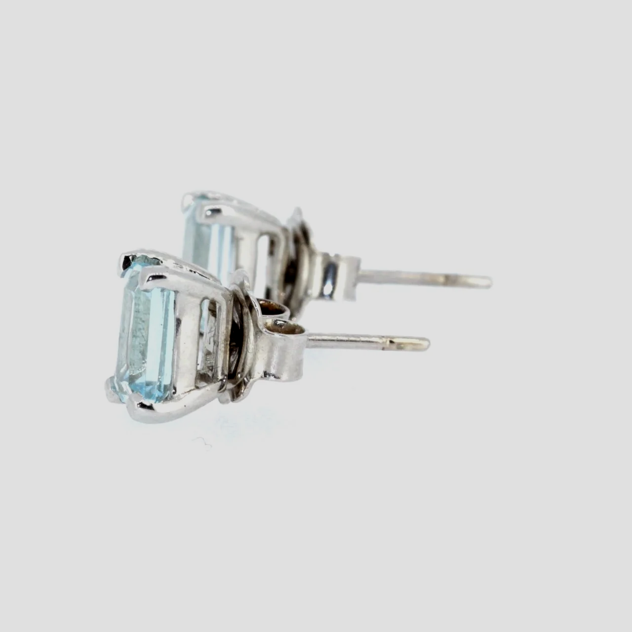 Aquamarine-9ct-white-gold-studs-jewellery-www.saulgreenstein.co.uk4.png