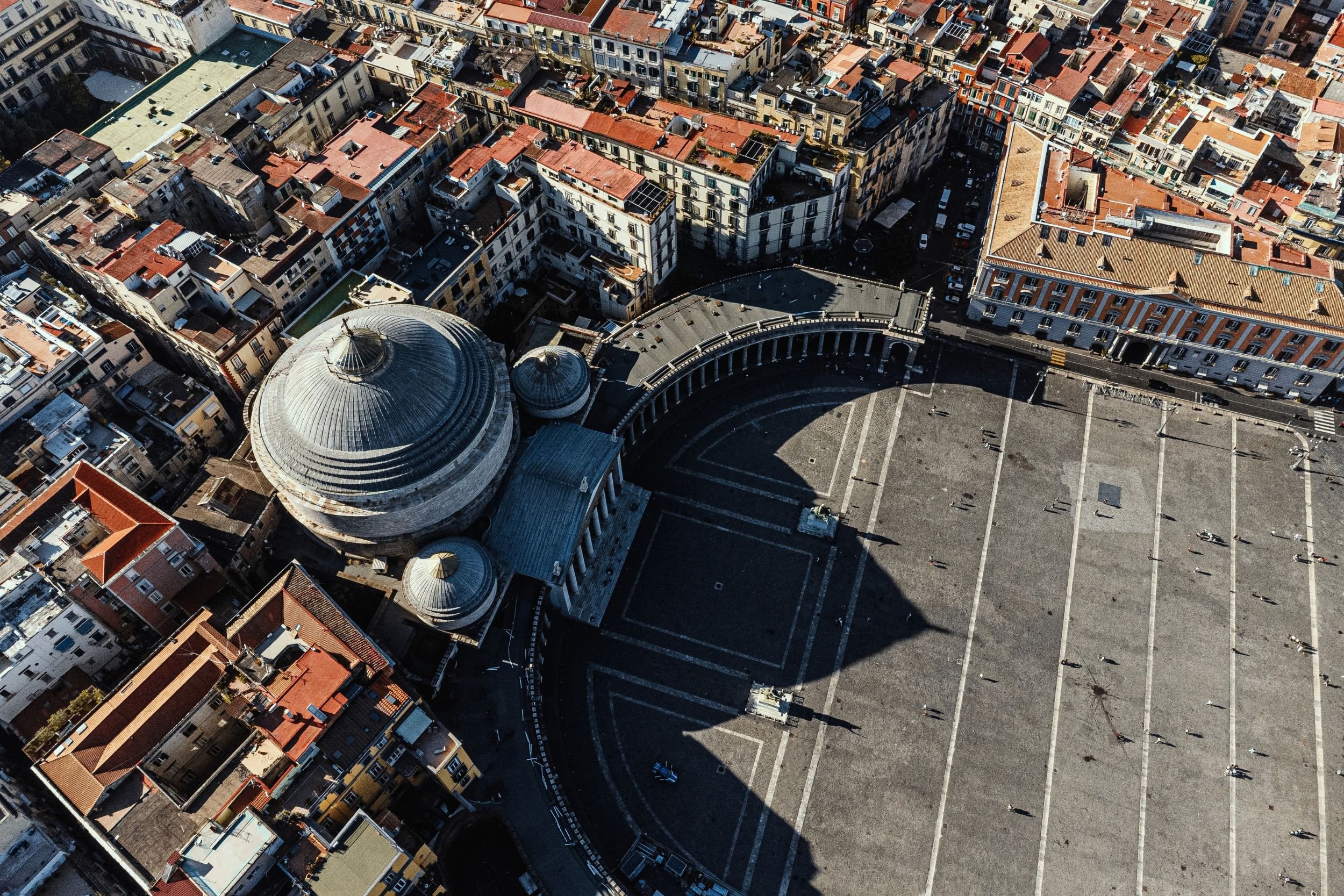 La cupola di San Francesco di Paola vista dall'alto, sopra Piazza del Plebiscito