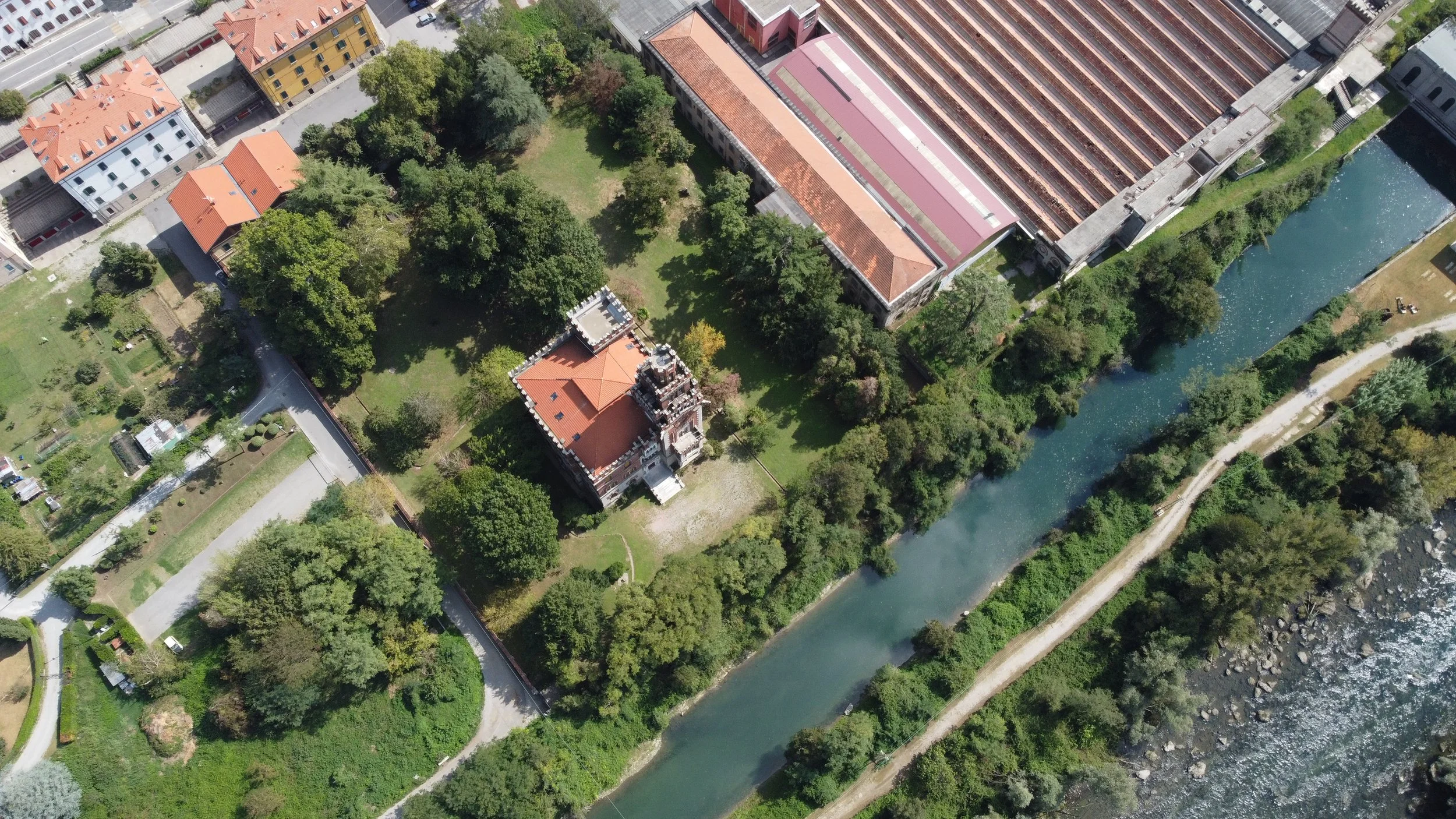 Un complesso di edifici e giardini lungo un canale, visto dall'alto