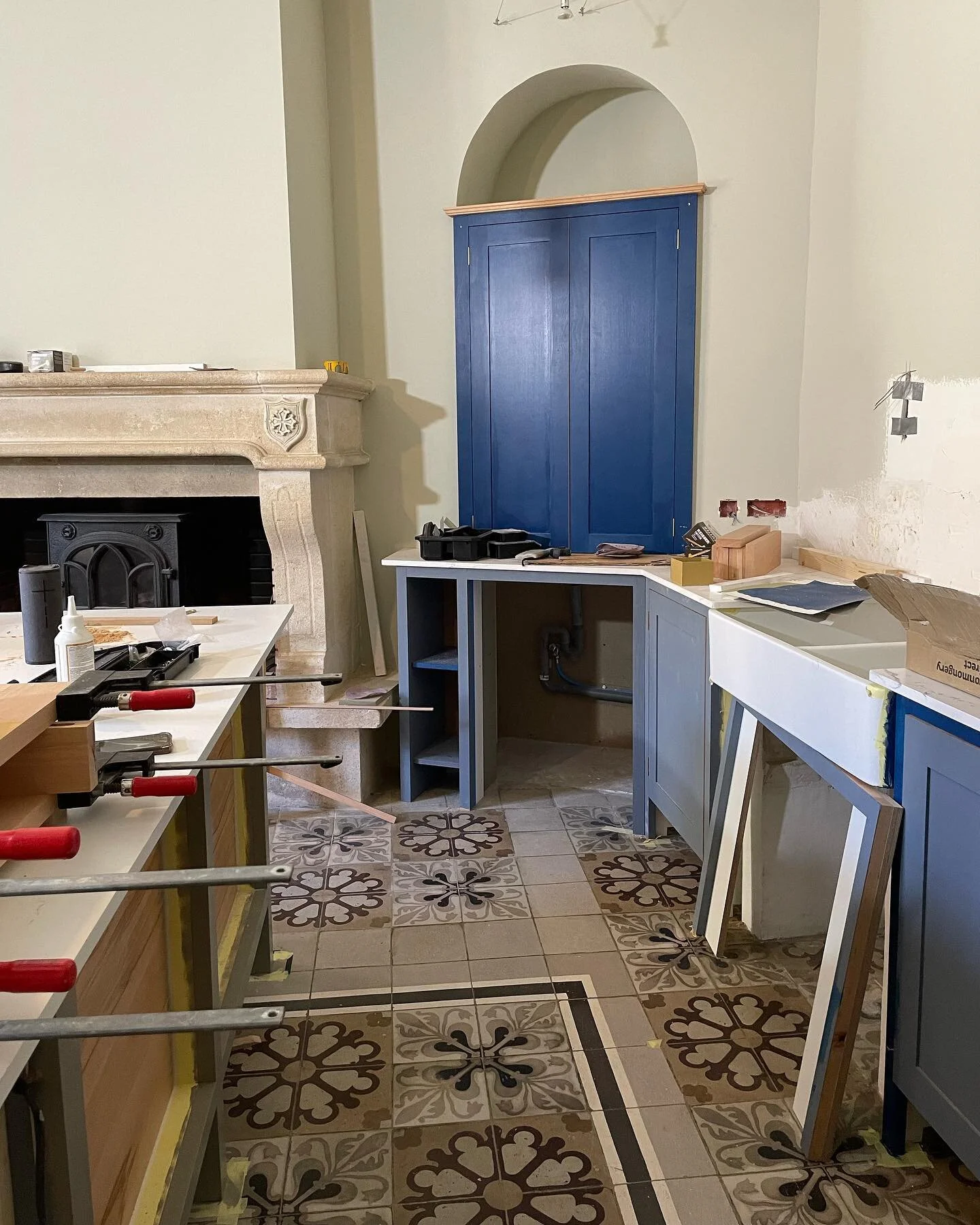 Work in progress images from our latest bespoke kitchen commission. Images of the finished kitchen coming soon!!

#bespokekitchen #kitchendesign #carpentry #kitchenbuild #kitchenbuilding