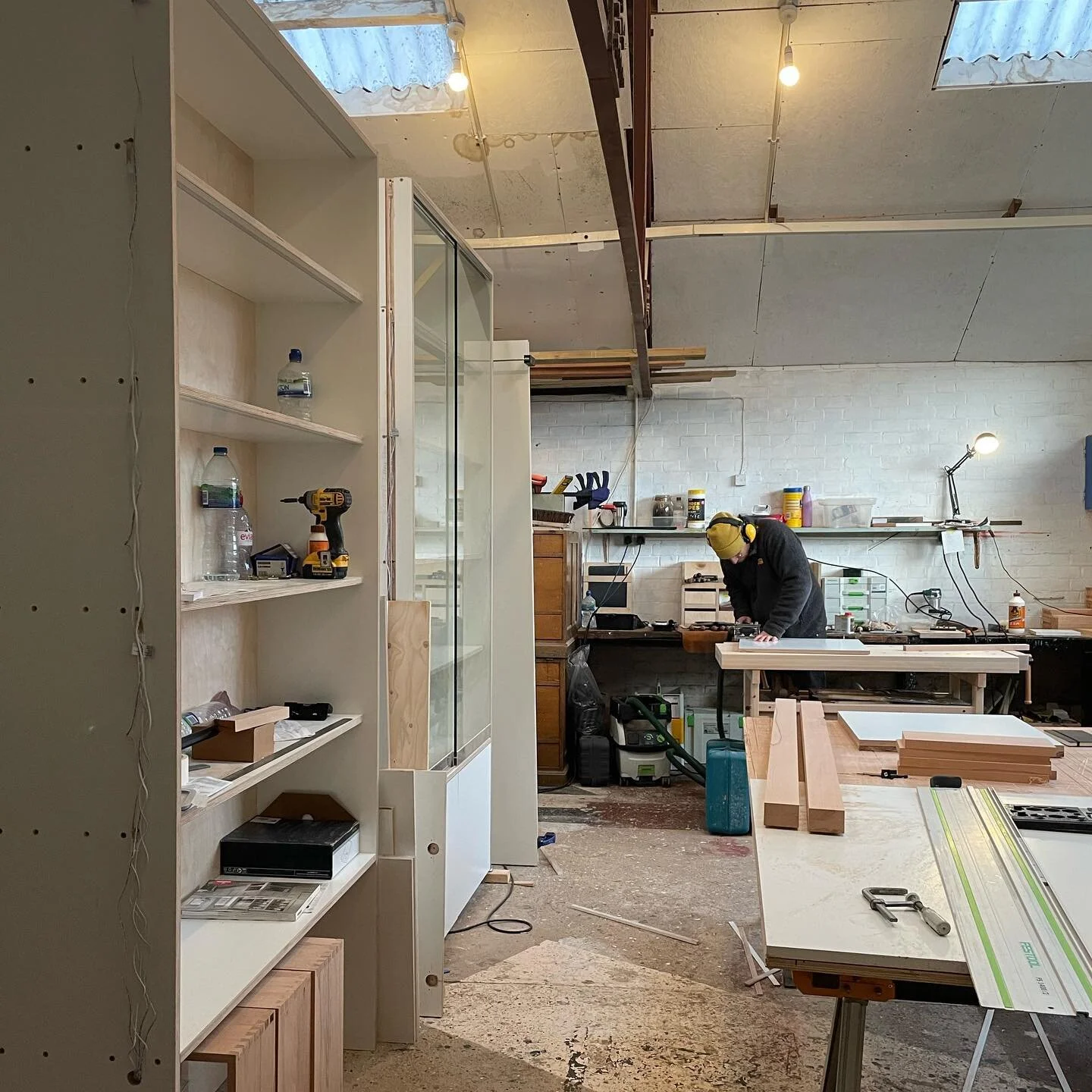 It&rsquo;s a been a busy week in the workshop this week. Only a few weeks left till we&rsquo;re fitting a handmade kitchen for a client. Can&rsquo;t wait to share BTS and the final product. 

#handbuiltkitchen #kitchenfittingskills #workshop #carpent