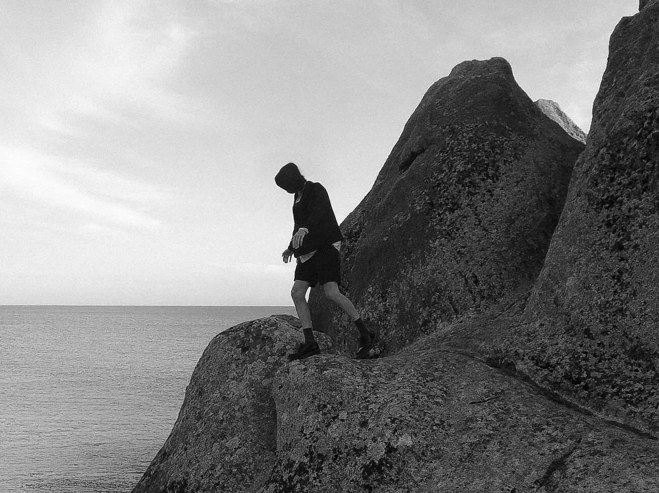 L&rsquo;homme au dessus du vide

-

Vir in mari est une plong&eacute;e silencieuse dans l&rsquo;enfance et ses cicatrices muettes. 
Ce projet plastique donne forme &agrave; l&rsquo;indicible : le poids que l&rsquo;on porte avant m&ecirc;me 
de compre