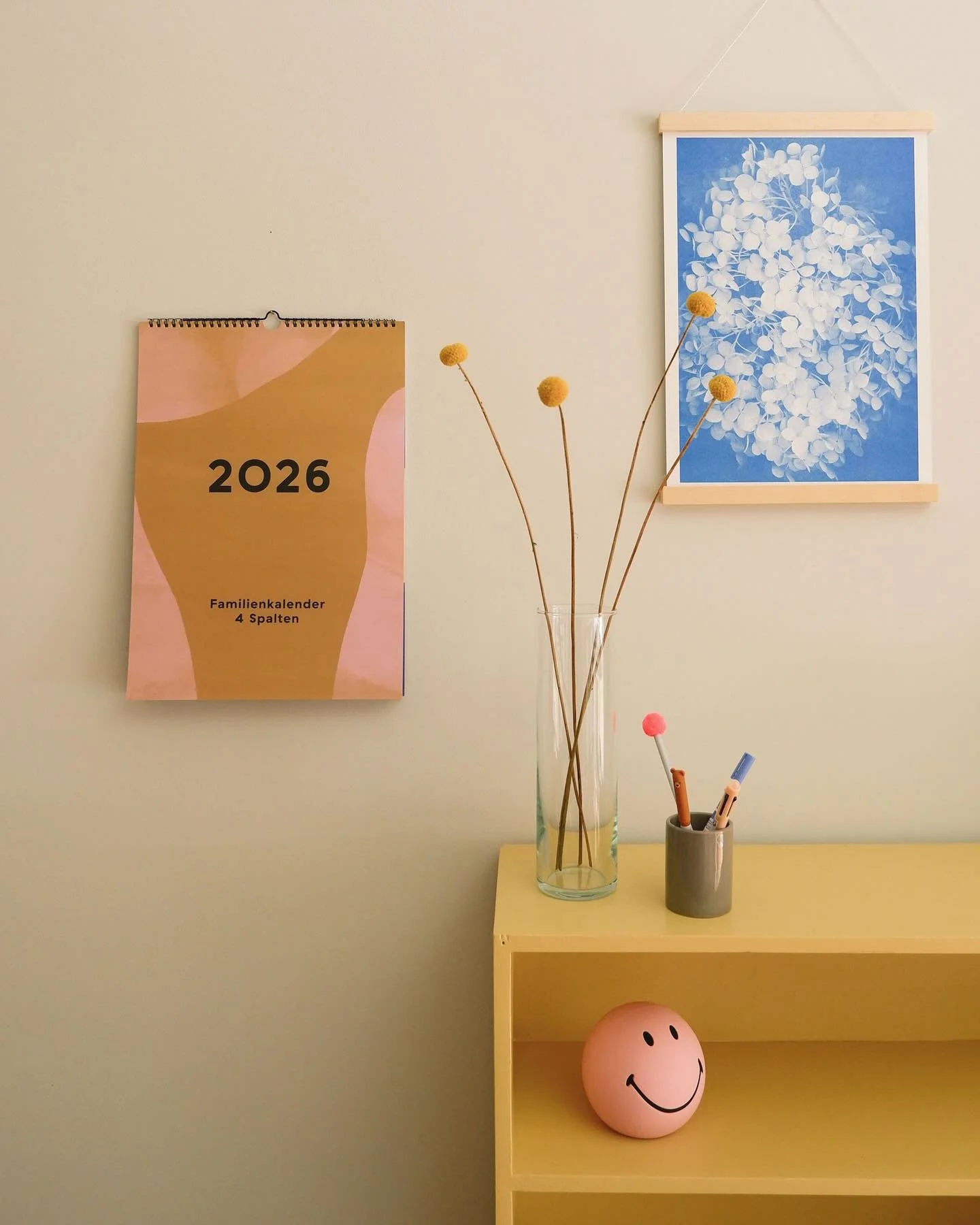 Da ist er wieder - unser Familienkalender! Wie die letzten Jahre auch schon, k&ouml;nnt ihr zwischen 2 - 6 Spalten w&auml;hlen. Da ist also f&uuml;r alle der passende Kalender dabei ✌🏻
#familienkalender mit #2spalten #3 Spalten #4spalten #5spalten o